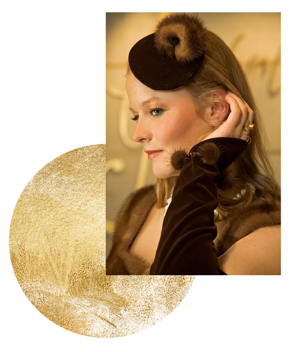 Model mit Pelzhut, Pelzkragen und Handschuhen
