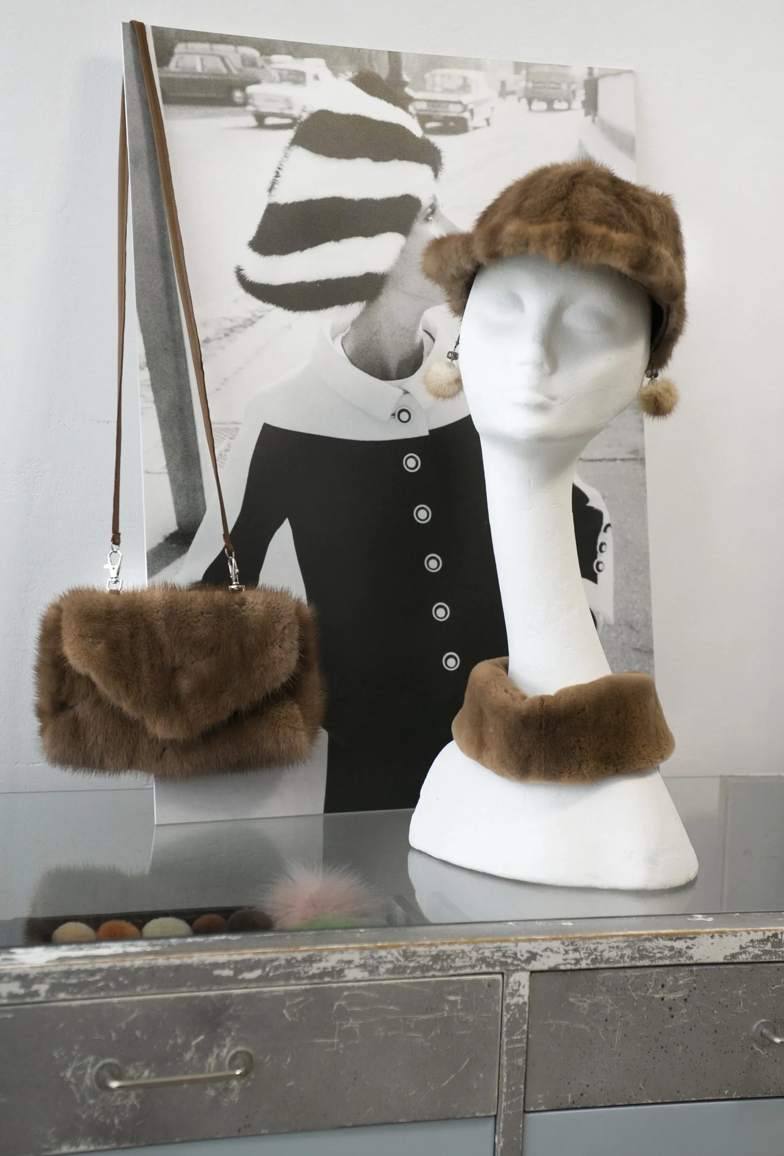 Tasche, Cap, Halswärmer und Ohrringe aus Nerz